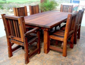 деревянный стол и стулья